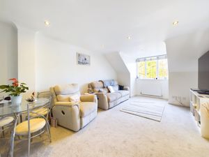 LIVING ROOM- click for photo gallery